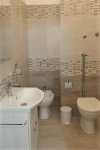 La salle de bains est pourvue d'un lavabo et de toilettes. dans l'établissement Al Madinah, à Mazara del Vallo