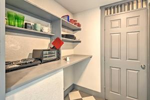 Kuchyň nebo kuchyňský kout v ubytování Retro Updated Blanco Abode - Steps to Main Street!