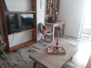TV a/nebo společenská místnost v ubytování Atlas Apartment with Private Beach and SeaView