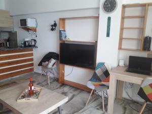 TV a/nebo společenská místnost v ubytování Atlas Apartment with Private Beach and SeaView