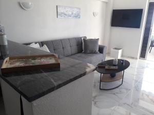 Posezení v ubytování Atlas Apartment with Private Beach and SeaView