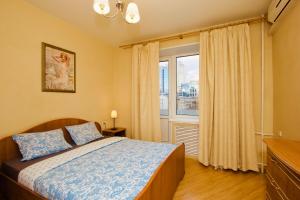 モスクワにあるKvartiraSvobodna - Апартаменты на Смоленской до 4 человекのベッドルーム1室(ベッド1台、大きな窓付)