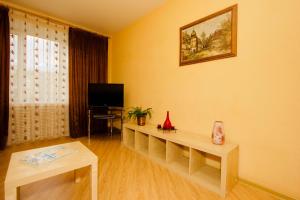 モスクワにあるKvartiraSvobodna - Апартаменты на Смоленской до 4 человекの黄色の壁のリビングルーム(テーブル、テレビ付)