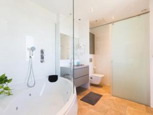 Een badkamer bij Kronos on the Beach Attic Suite
