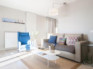 Een zitgedeelte bij Kronos on the Beach Attic Suite
