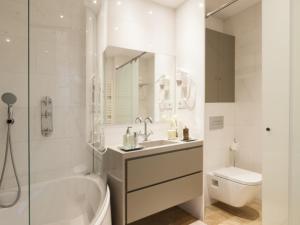 Een badkamer bij Kronos on the Beach Attic Suite