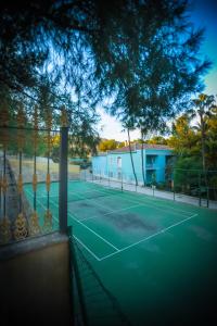 a tennis court in front of a house at Balneario de Leana in Fortuna