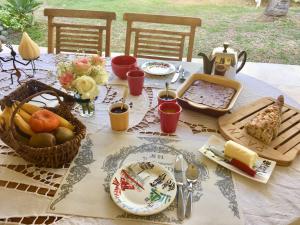 una mesa con platos de comida y una cesta de comida en la maison du bonheur en Saint-Pierre
