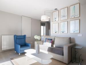 Een zitgedeelte bij Kronos on the Beach Attic Suite