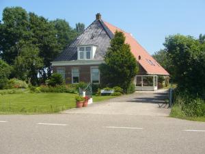 una casa con techo de gambrel y entrada en de Stjelp Pleats, en Lemmer