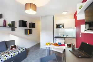 Ce petit appartement comprend un bureau et un ordinateur portable. dans l'établissement Résidence Néméa Clermont Centre, à Clermont-Ferrand