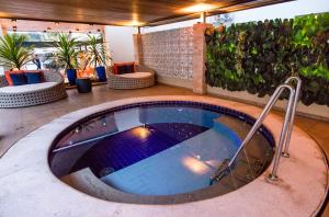 A piscina localizada em Hotel Morada do Sol ou nos arredores