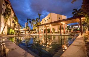 A piscina localizada em Hotel Morada do Sol ou nos arredores