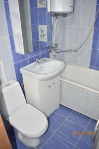 a bathroom with a toilet and a sink and a tub at 1 комнатные апартаменты на Абая 134 in Kokshetau