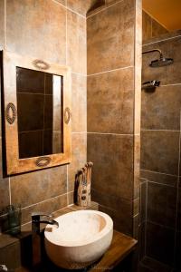 ein Bad mit einem Waschbecken und einem Spiegel in der Unterkunft Au Plaisir in Hastière-par-delà