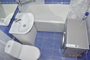 y baño con aseo, lavabo y bañera. en 1 комнатные апартаменты на Абая 134, en Kokshetau