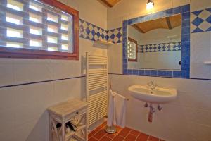 bagno con lavandino e specchio di San Donnino by PosarelliVillas a Corsano