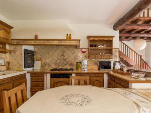 セーニョンにあるSerena Villa in Saignon with Private Swimming Poolの木製キャビネットとテーブル付きの広いキッチンが備わります。