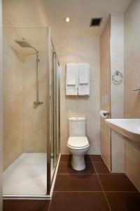 Royal Eagle Hotel tesisinde bir banyo