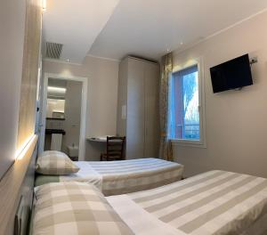 Habitación de hotel con 2 camas y ventana en Le 3 Botti Locanda, en San Vito