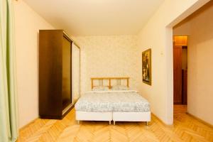 モスクワにあるKvartira Svobodna - Comfortable apartments at Taganskayaのベッドルーム1室(ベッド1台付)