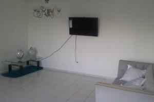 En tv och/eller ett underhållningssystem på Amplio y acogedor apartamento