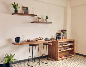 Příslušenství pro přípravu čaje a kávy v ubytování Minimalist Poshtel & Suites