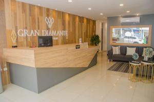 モンテリアにあるGran Diamante Hotel Monteriaのショッピングモールにあるソファのある大きなダンスアミンカウンター