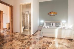 1 Schlafzimmer mit einem großen Bett und einem Badezimmer in der Unterkunft Salento Inside in Morciano di Leuca