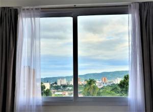ventana con vistas a la ciudad en Apart jujuy Suite Premium en San Salvador de Jujuy
