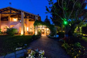 una casa con luz verde en una pasarela de ladrillo en Agriturismo Trerè, en Faenza