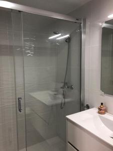 テルエルにあるApartamento Cervantesのバスルーム(ガラス張りのシャワー、シンク付)