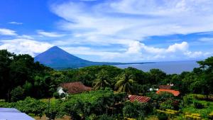 Une montagne au loin avec des arbres et des maisons dans l'établissement Finca Magdalena Eco Lodge, à Balgue