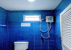 Kamar mandi di Golden Bee PhiPhi
