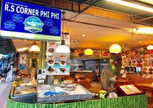 Makanan di atau di tempat lain dekat hotel