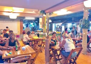 Tamu yang menginap di Golden Bee PhiPhi