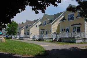 una fila de casas con balcones en una calle en Shining Waters - Ingleside Cottages, en Cavendish