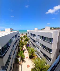 desde el balcón de un edificio con vistas a la playa en Hotel Ponta Negra Beach Natal, en Natal