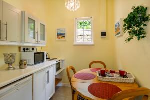 維德尼斯的住宿－Lagoon - Cottage，厨房配有桌椅和微波炉。