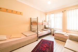 Un pat sau paturi într-o cameră la Levanten Hostel