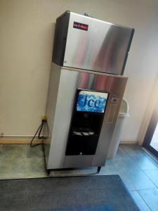 a ice machine with a tv in a room at El Rancho Motel in Little Rock