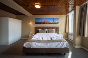 Een bed of bedden in een kamer bij Hotel Cavalier