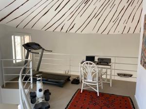 a room with a gym with a ceiling at Villa petite cote in Saly Portudal