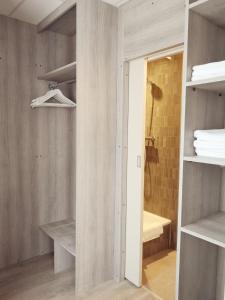 un vestidor con paredes y estanterías de madera en Hotel Sfinx, en De Panne