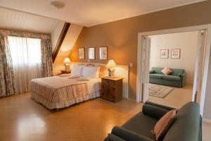 a bedroom with a bed and a couch at Recanto Da Paz Hotel Fazenda in Atibaia