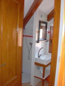 La salle de bains est pourvue d'un lavabo et d'une douche. dans l'établissement La Salamandra, à El Arenal