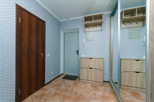 um quarto vazio com uma porta e um quarto com armários em Квартира на Левом берегу с видом на озеро em Kiev