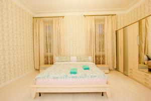 モスクワにあるKvartiraSvobodna - Апартаменты Белый Домのベッドルーム1室(青いプレート2つ付)