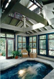 una piscina cubierta en una habitación con ventanas en Noble Inns, en San Antonio
