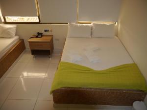 Postel nebo postele na pokoji v ubytování Grand Amadeus Hotel